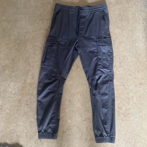 Gråa Cargobyxor Slim Fit - Cargobyxor i storlek S - Aldrig Använda - Sitter ganska thight om du har större ben - Pris kan diskuteras😇