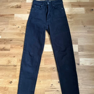 Stradivarius jeans - Stradivarius jeans MOM slim. Storlek 34. Som nya. Hög midja.  Köparen står för frakten.