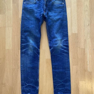 A.P.C jeans - Tja, här har ni ett par grymma A.P.C jeans i storlek 28. De har en riktigt fet slitning på de och om ni har mer frågor så skriver ni i dm. Ciao👋😌