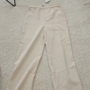 Beige byxa helt ny - Strl. 34