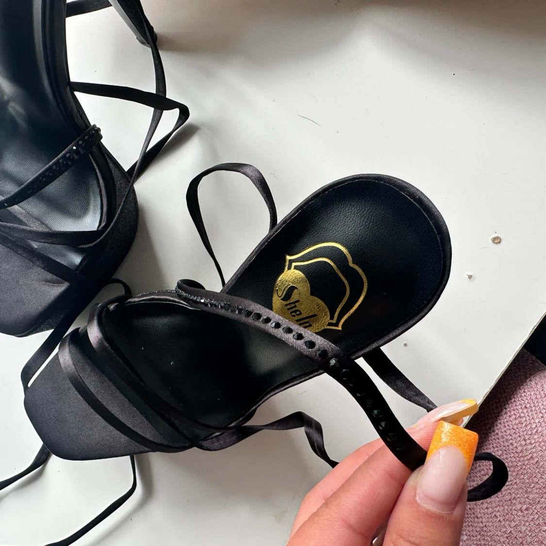 Svarta snöre klackskor  - 92