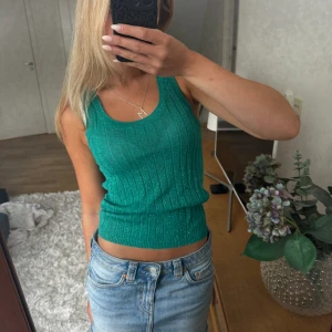 Glittrig topp - Glittrigt turkost linne perfekt till sommaren