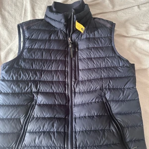 Parajumper Väst Mörkblå Äkta - Säljer nu min Parajumper väst eftersom den inte riktigt passar min stil längre och är lite för liten för mig. Du får den i bra skick inget konstigt me den. Inköpspris 3700kr. Om du är intresserad är de bara att skriva.