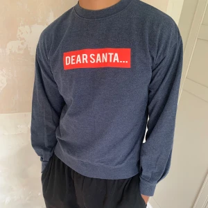 Blå stjocktröja - En blå stjocktröja från Lager 157 i mycket bra kvalité och skick. Ser ny och fräsch ut. Säljs för 70kr + frakt