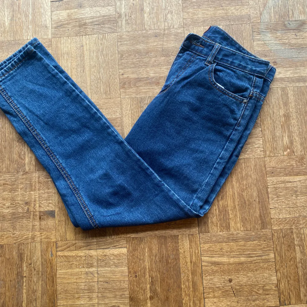 Tjena! Säljer ett par slim jeans för ett sjuk bra pris! Passa dig som är runt 167-170. Jeans & Byxor.