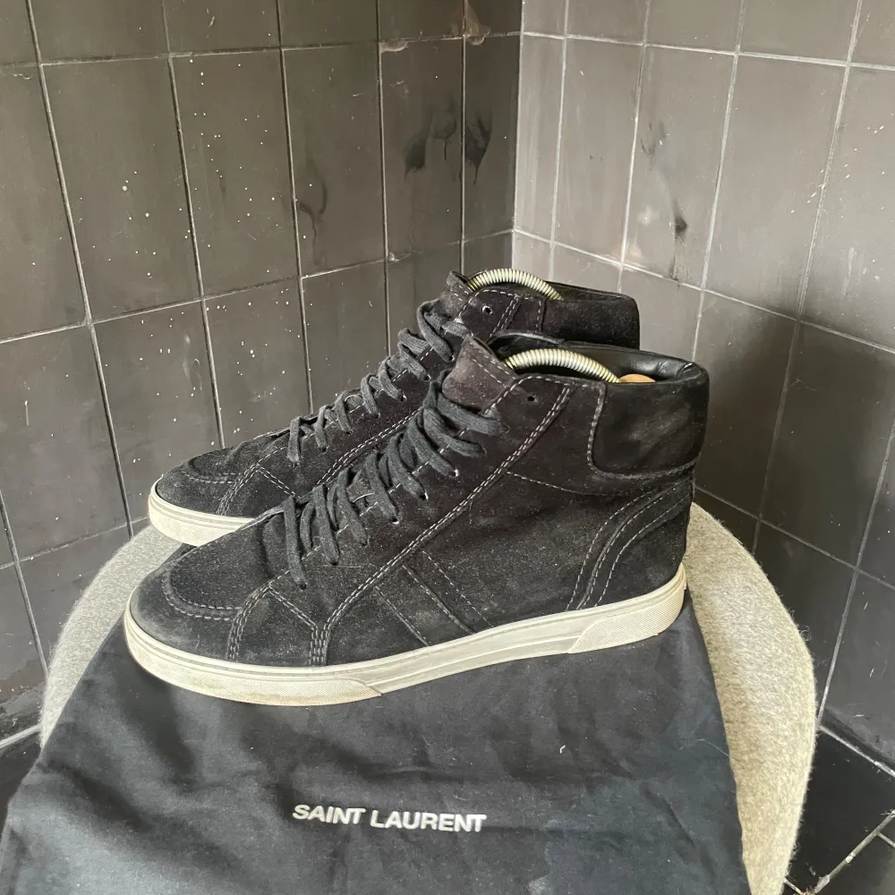 Tja! Säljer nu dessa helt sjuka Yves Saint Laurent skor ! Limiterade exemplar och svåra att få tag på! Gott skick! Storlek 41 passar 42 även ! Medföljer dustbag! || pm frågor / funderingar ! || Mvh !. Skor.