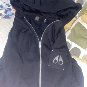 Moose knuckles bunny  - Köpte denna fina tröja vid Johnells inne i Örebro för 3199 säljs nu för 1899 har använt den 4-5 gånger max