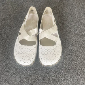 Helt nya rieker skor - Helt nya ändats provade de har kardborre band stolek 38