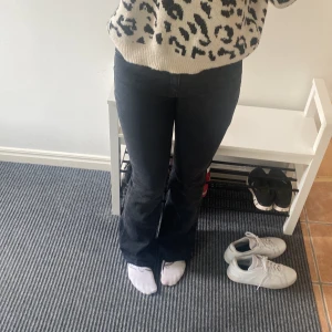 Långa Jeans - Svarta jeans från new yorker. Jag är 177 och brukar ha M  passar perfekt på mig. 37 cm midja och 82cm innerben. Stretchiga 