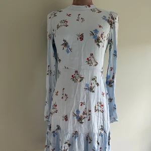 Beautiful dress from Twist & Tango - The perfect dress for a wedding or another special summer occasion   Viscose dress with a beautiful blue floral pattern from Twist & Tango  Small tear on one of the arms (see photo) otherwise lovely condition (see photos)