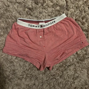 Tommy Hilfiger Shorts  - Rosa Tommy Hilfiger Shorts. Inga skador utan i fint skick!  Storlek: 14/16 yrs. (164/176 cm)