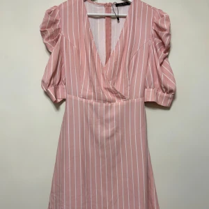 Klänning  - Säljer en super fin sommar klänning storlek S ny utan prislapp 