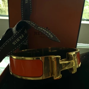 Armband🧡🧡 - Hej! Säljer mitt armband i bra skick! Använd endast två gånger! (OBS KARTONGEN MEDFÖLJER INTE) 🧡🧡🧡