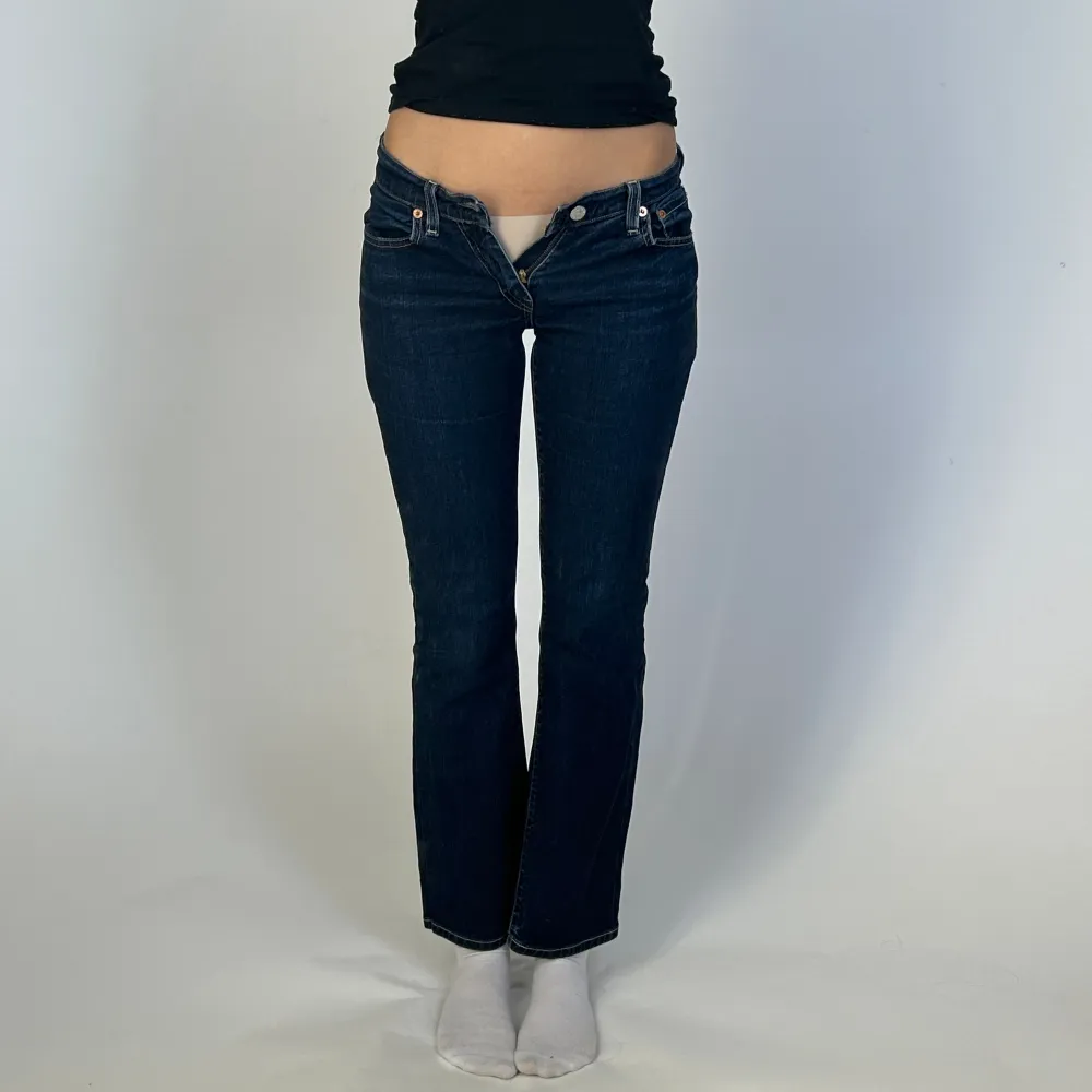 Mörkblå levis jeans i toppskick🙌🏻 33 cm midja tvärs över och 76 cm innerbenslängd. Jeans & Byxor.