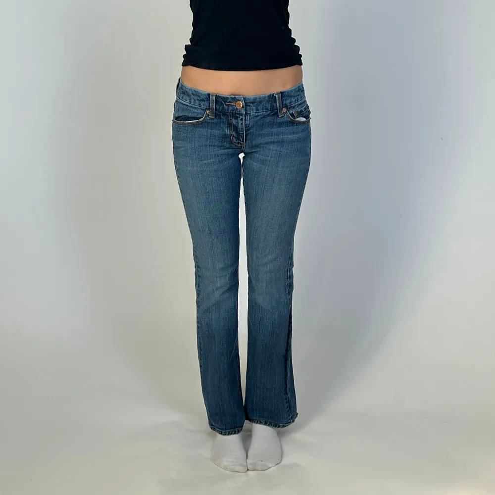 Perfekta lågmidjade jeans som sitter som en smäck. 36 cm tvärs över midjan och 82 cm innerbenslängd. Jeans & Byxor.