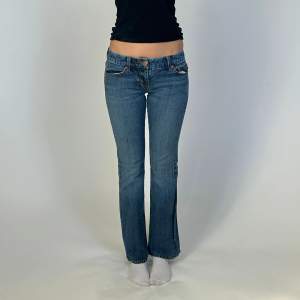 Perfekta lågmidjade jeans som sitter som en smäck. 36 cm tvärs över midjan och 82 cm innerbenslängd