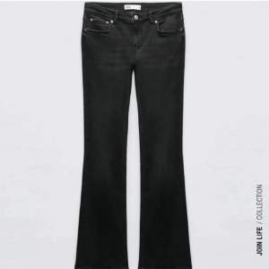 Säljer mina low waist grå svarta jeans från Zara då det börjar att bli korta. Går inte att få tag i längre. Perfekta jeans som går att ha till allt. Jag har verkligen älskat dessa jeans. Vid intresse kan mer bilder skickas. Superfint skick! ❤️