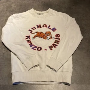 Kenzo x HM Jungle tröja - Storlek= EUR XS Ända märkbara problemet är att den är lite nopprig men annars perfekt. Passar mig bra på 172 cm 52kg
