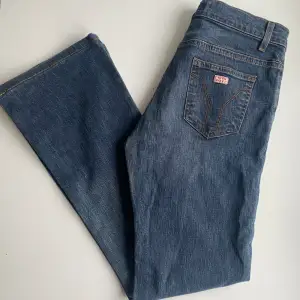  Miss Sixty low waist flare ”Tommy” jeans i perfekt skick. Storlek 27. Innerbenslängd: 70cm  Längd: 95cm  Midja (tvärsöver) 35cm 