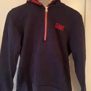 Säljer min gamla Gant hoodie eftersom den inte passar mig länger. 