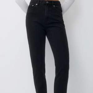 Super snygga regular fit högmidjade jeans, aldrig använda förut! Jeansen är i storlek 38, i ankelllängd. 💕
