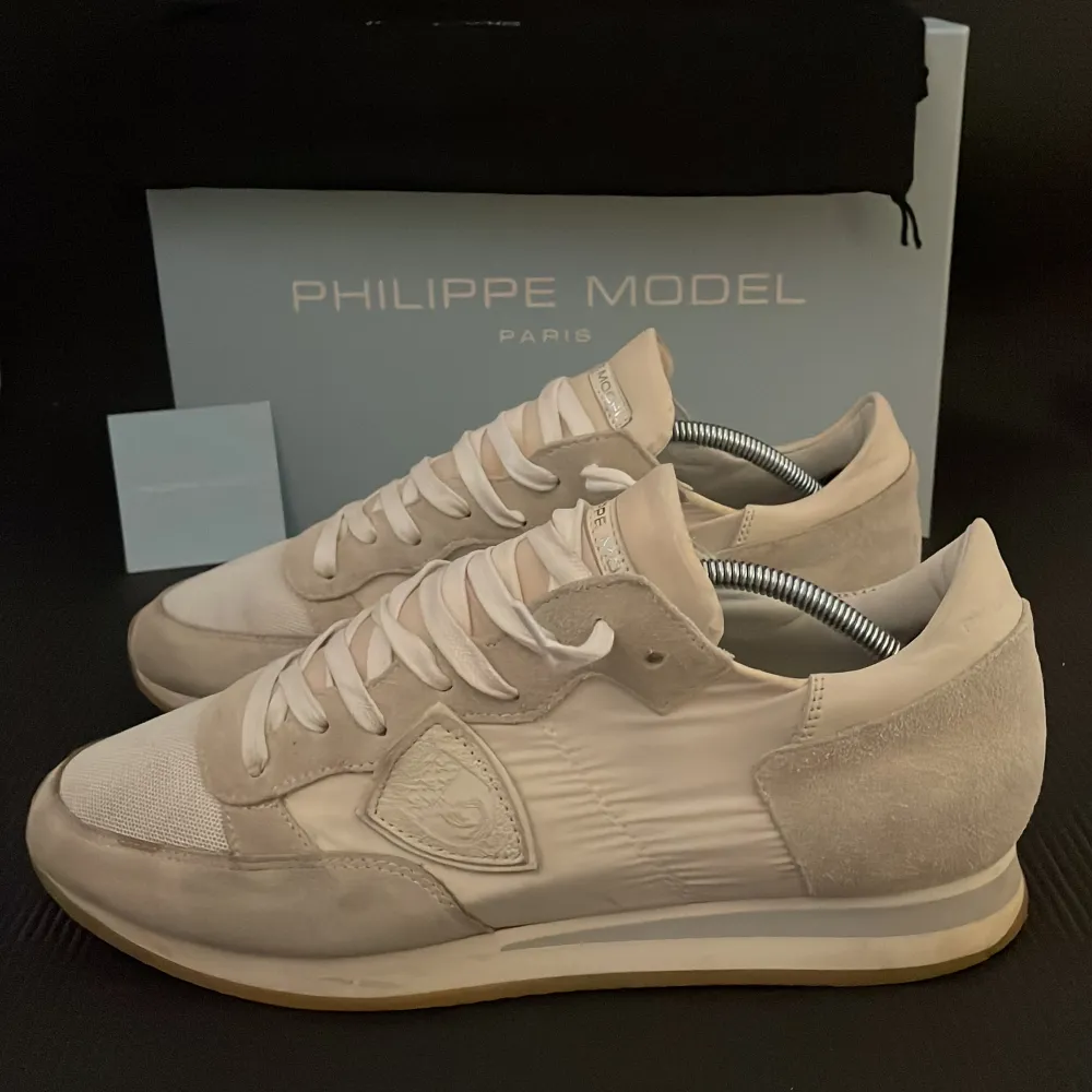 Säljer nu dessa riktigt trendiga Philippe Model skorna som är i bra skick. Box, dustbag och kvitto ingår och nypris är 3700kr. Skriv till mig vid frågor kring köp!. Skor.