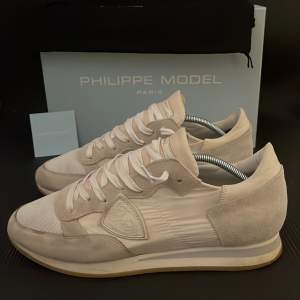 Säljer nu dessa riktigt trendiga Philippe Model skorna som är i bra skick. Box, dustbag och kvitto ingår och nypris är 3700kr. Skriv till mig vid frågor kring köp!