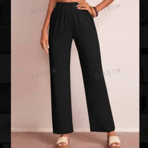 Svarta Linnebysxor - Pris kan diskuteras vid snabb affär. Plagget är i nyskick dvs använd max 1 gång om ens det💖