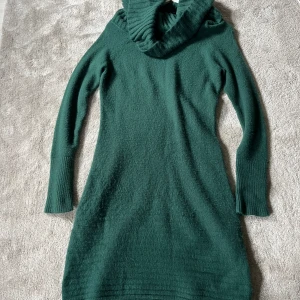 Grön stickad klänning - Grön stickad klänning i bra skick.  
