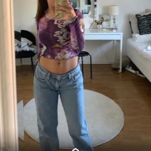 Lågmidjade blåa jeans - Väldigt snygga lågmidjade jeans, pösiga, sitter bra vid låren. Säljer på grund av att dem ej passar i storleken längre :(