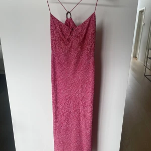 Sommarklänning - Jättefin rosa sommarklänning från zara💐 endast använd en gång💞