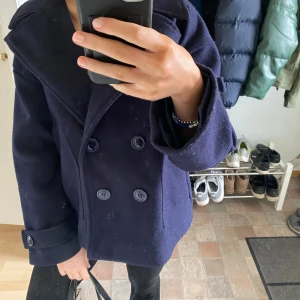 Marinblå kappa - Kappa perfekt till våren. Använd fåtal gånger och inga defekter. Köpt från design by si storlek M/L