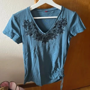 Espirit T-shirt  - Fin T-shirt köpt secound hand. Alla paljetter sitter kvar på.