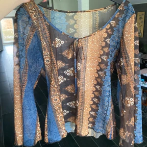 Blus tunn  - Köpt second hand för många år sen. Står ingen storlek i men skulle säga det är en S. Litet hål i nacken (bild 3) men inget som syns när man har den på sig. Genomskinligt material men är mindre genomskinlig än vad den ser ut! 