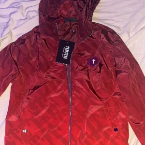 Trapstar windbreaker - Hej jag säljer en trapstar windbreaker som är helt oanvänd. Köpte den innan vintras så kunde inte använda den pågrund av vädret.
