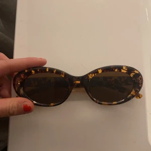 Solglasögon  - Jätte jätte snygga solglasögon, helt oanvända. Medföljer fodral! Köpare står för frakt kostnad. 