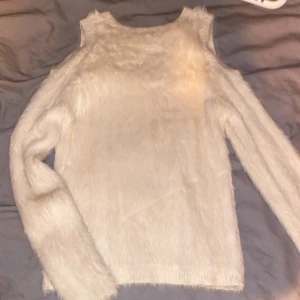 Mjuk tröja - Hej, säljer min mjuka, uppklädda, varma tröja då den ej sitter bra på mig och är lite för stor. Fler bilder kan skickas.💗