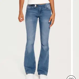 Super snygga bootcut jeans från vero moda i str s/32, använda fåtal gånger. Slutsålda i alla storlekar💕nypris 449