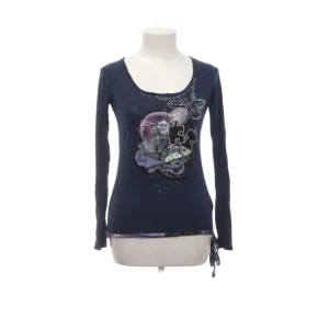 Långärmad tröja desigual  - Använd men är fortfarande i gott skick, kan knytas där nere💕kp för mer info🫶🏼