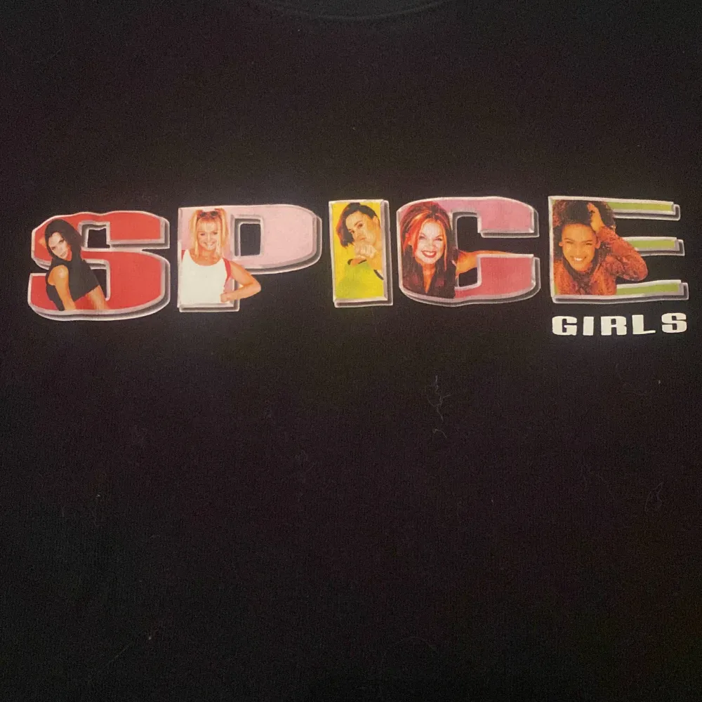 Superfin spice girls t shirt från hm! Säljs för den inte kommer till andvändning!💕S, nästan aldrig andvändt, nästan ny, den är lite croppad, finns inte längre att köpa ny💕. T-shirts.