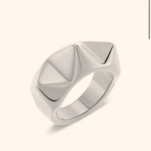 edblad ring  - Säljer min edblads ring då den är lite liten på mig, köpt för ca 2 månader sedan. Nypris är 399kr. Mycket bra skick! 🥰🥰