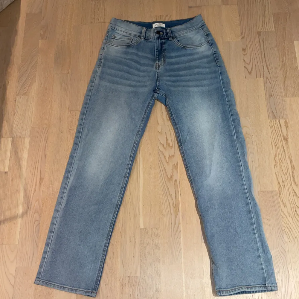 Ett par skitsnygga blåa jeans som är i perfekt skick.  Använt 1 gång.  Säljer pågrund av att jag fick fel storlek. Skulle passa någon tjej eller kille som är ungefär 160-170cm.  Lite mer baggy stil. Inga skador. Jeans & Byxor.