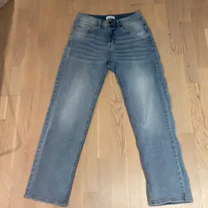 Ett par skitsnygga blåa jeans som är i perfekt skick.  Använt 1 gång.  Säljer pågrund av att jag fick fel storlek. Skulle passa någon tjej eller kille som är ungefär 160-170cm.  Lite mer baggy stil. Inga skador