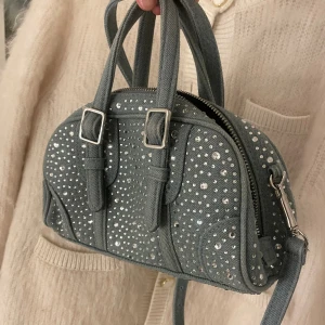 Zara väska - Sååå söt väska från zara i jeanstyg🙌🏼🥰 i princip oanvänd🫶🏼