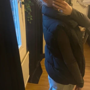 puffväst puff väst - ett litet hål i ena fickan som ej syns utåt!🤩 står strl XS i den, men jag som brukar ha XS/S tycker den sitter mer som en M (eller mer Oversized S)