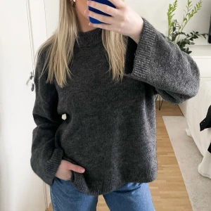 Stickad tröja  - Stickad tröja i nyskick