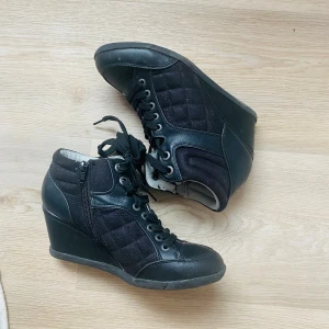 Sneakers  - Snygga vårskor med kilklack i gott skick  Dragkedja i sidan  