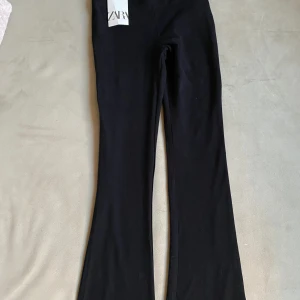 Svarta bootcut leggings i storlek 13-14 år. - Svarta bootcut leggings. Nästan helt åanvända.
