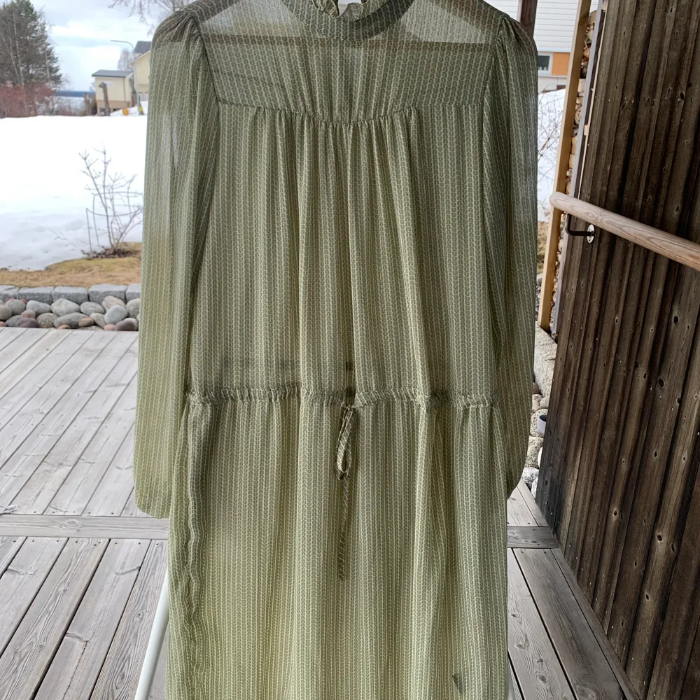 En enkel lite genomskinlig grön klänning som är perfekt på stranden eller semestern. Storlek S men passar även M🩷. Klänningar.