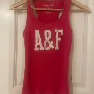 Ambercrombie & fitch linne  - Söt A&f linne med vitt text. Inga defekter 